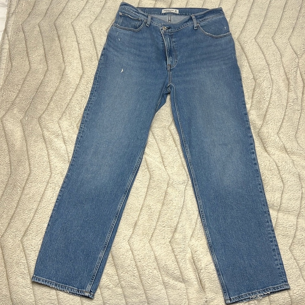 Abercrombie & Fitch - The 90s Straight - Ultra High Rise - Size 12 / 31